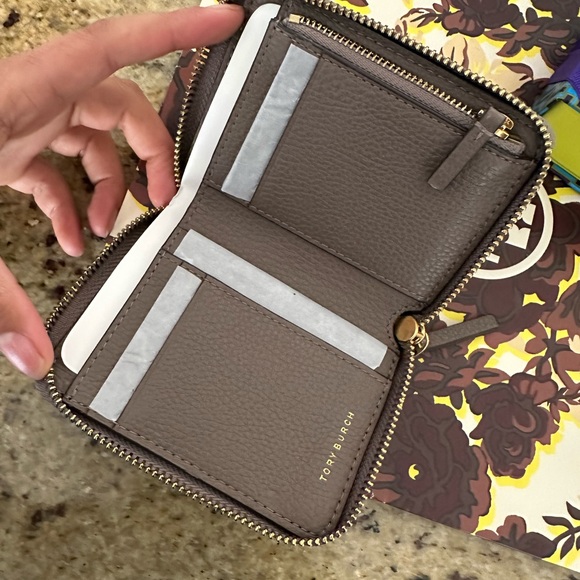 New Tory Burch britten wallet ❤️ - Picture 6 of 6